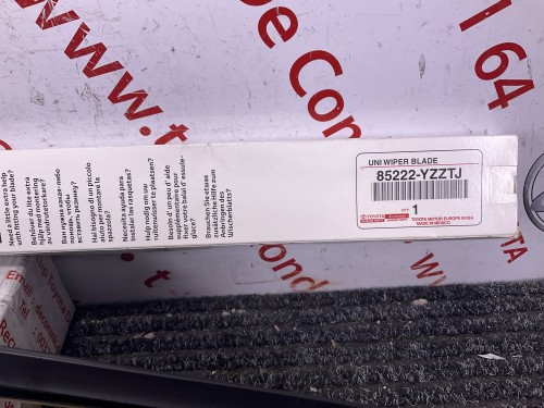 Ruiten likker links vele toyota's 