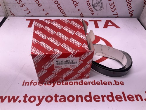 Zwarte kleefstrip deur kader links voor 3 deurs 