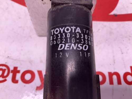 Sproeier pomp  vooraan  vele toyota's 