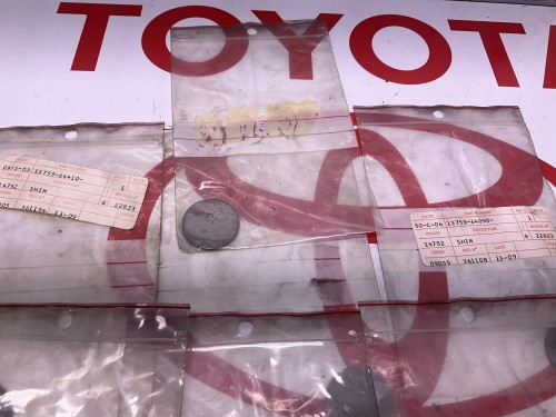 Dikte plaatsje  regelen kleppen 13 in totaal vele toyota 's 