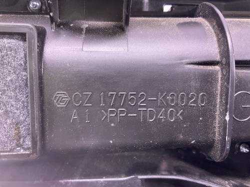 Paneel vooraan boven radiator  met stuk nr 53213-k0011