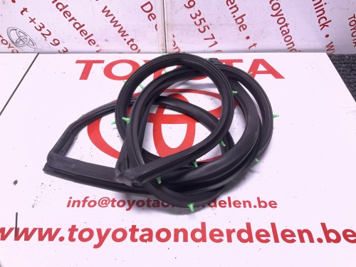 Deur rubber  links  voor 5 deurs HB  nieuw origineel 