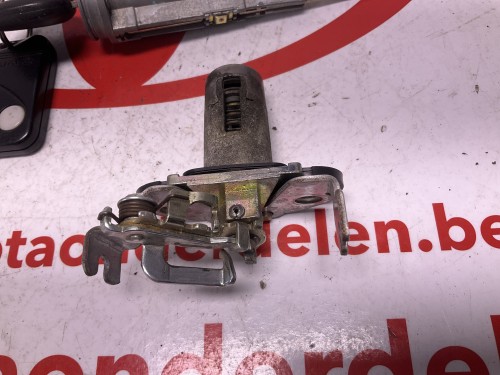 Start schakelaar  stuur met sloten deurenj en koffer 