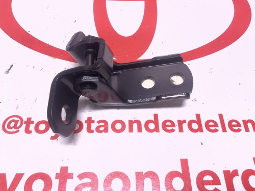 Scharnier rechts boven nieuw origineel , voor deur vele toyota's zie bijlage 