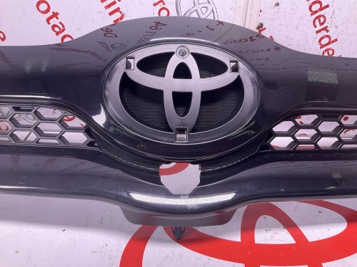 Grille Corolla (R1) Verso 02/2004 05/2007 type met camerabevestiging Origineel nieuw